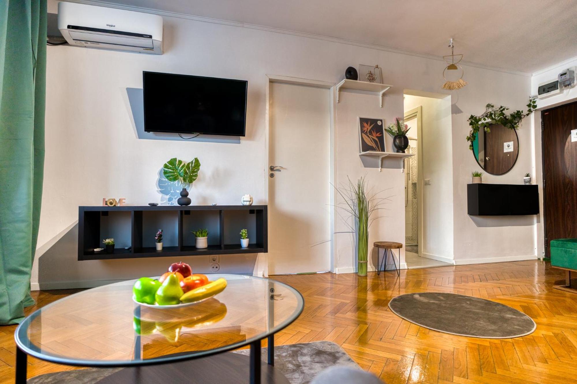 Hacienda Royal Palace - Central Designer Apartment Bucharest Exterior photo